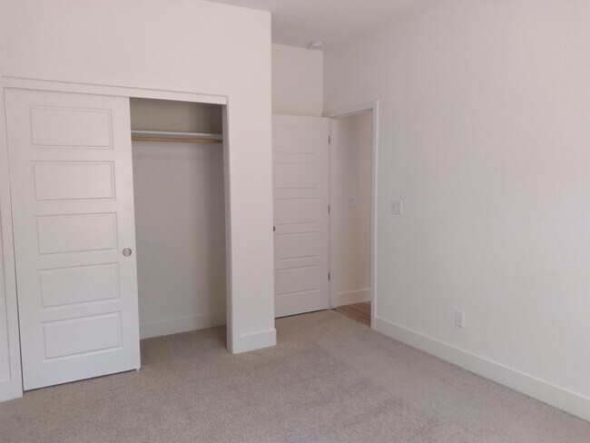 Building Photo - 5855 E Pitt Ave