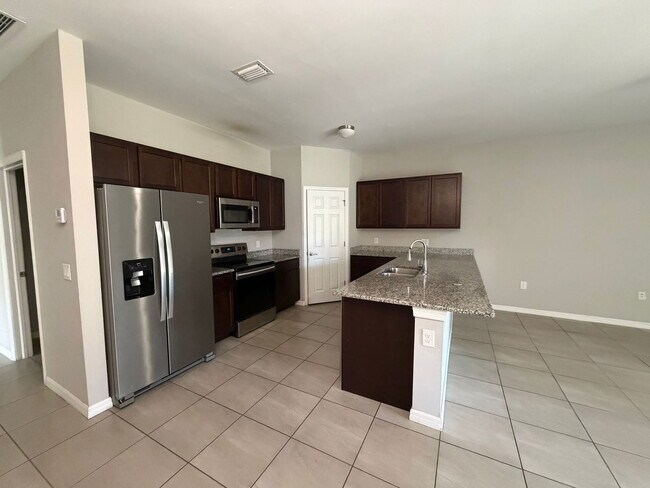 Building Photo - 523 NE 24th Ave