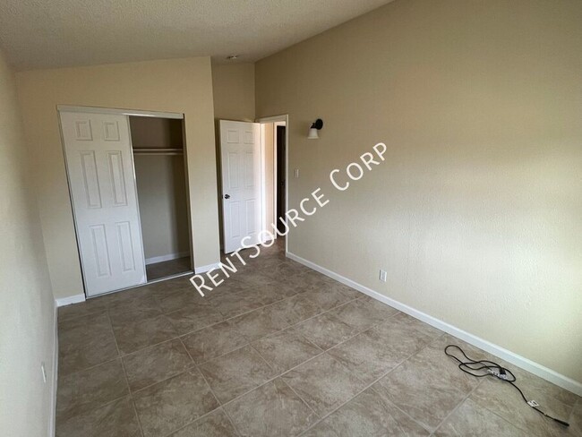 Building Photo - 2 Bedroom, 1 Bath Duplex For Rent in Calif...