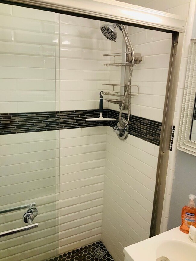 Building Photo - *Beautiful/Private/Views- 3 Bedroom/1.5 Ba...