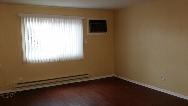 Building Photo - 183 N Waters Edge Dr