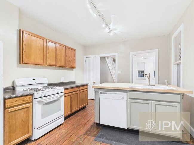 Building Photo - Beautiful 3 Bedroom, 1 Bath Colonial Home ...