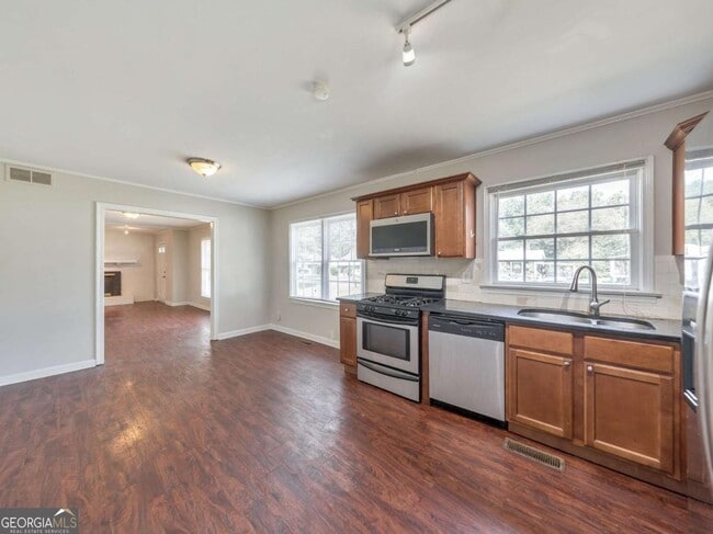 Building Photo - 652 Mozley Dr SE