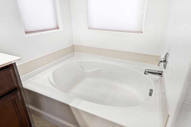 Building Photo - Impeccable 3 bedroom house in Davis Mace Ranch
