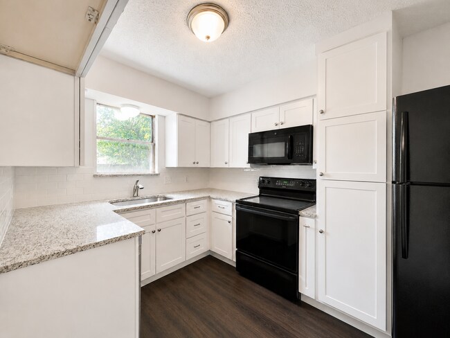 Building Photo - Gorgeous 3/2 recently renovated in homey neighborhood