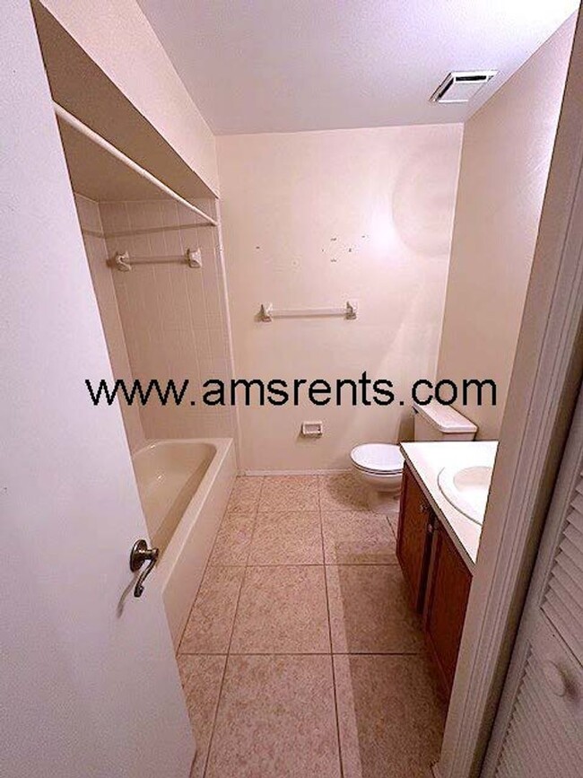 Building Photo - 3 bedroom Townhouse in Orlando