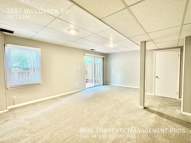 Building Photo - Gorgeous End Unit in Fairfax City!