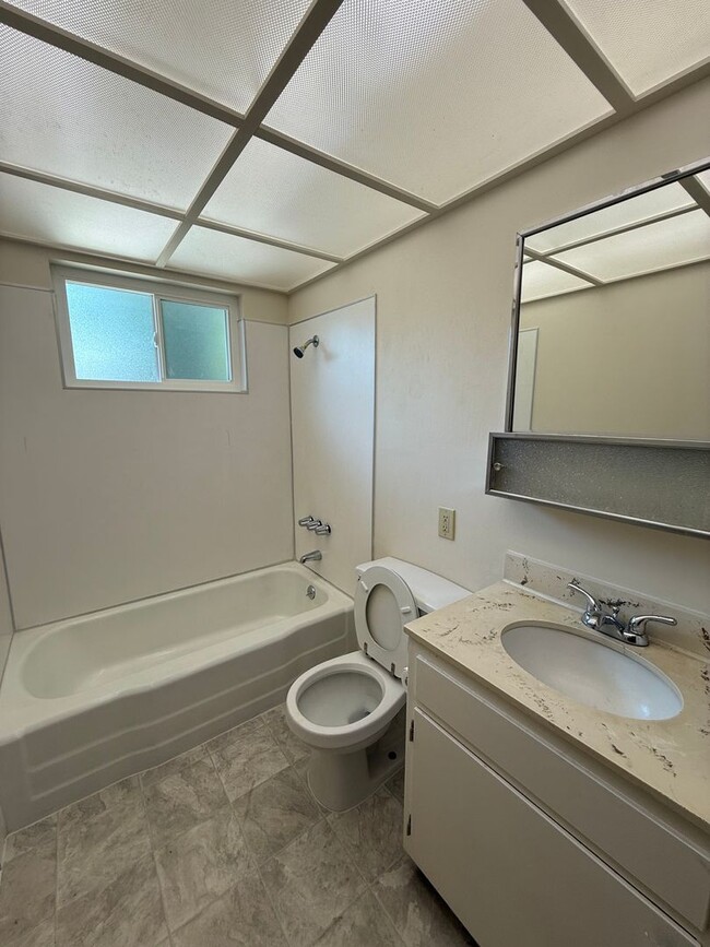 Building Photo - 3 bed 2 bath available in Sacramento!