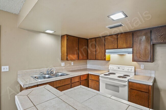 Building Photo - 703 Desert Glen Dr