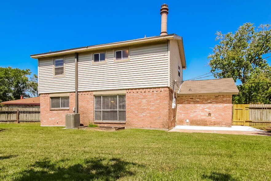 Building Photo - 6027 Leafwood Cir