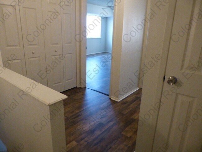 Building Photo - 801 Laurelwood Dr