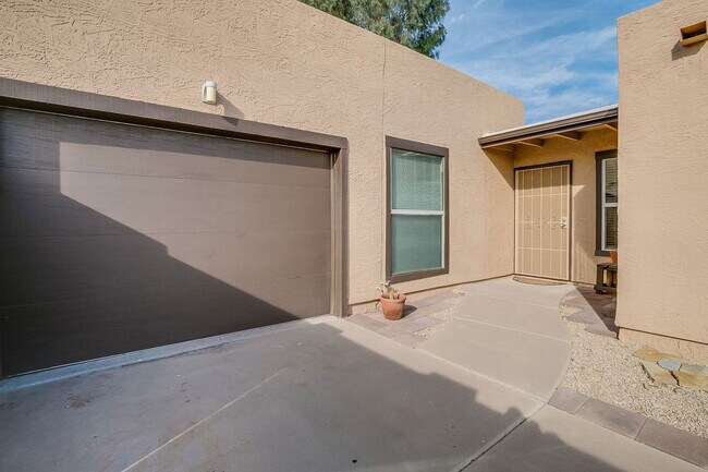 Building Photo - 460 N 64th Pl