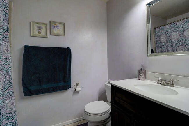 Building Photo - Updated 2 Bed/2.5 Bath Townhome in Great W...