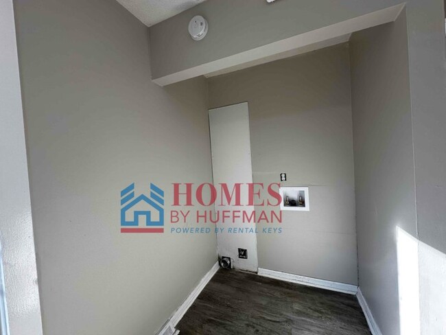 Building Photo - Three Bedroom House | Move In Ready