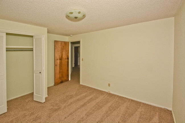 Building Photo - 3 Bedroom 2 Bathroom home in SW Boise