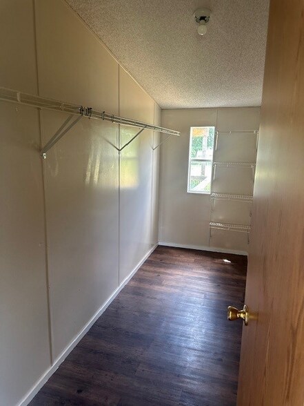 Building Photo - 105 Oakhill Ct