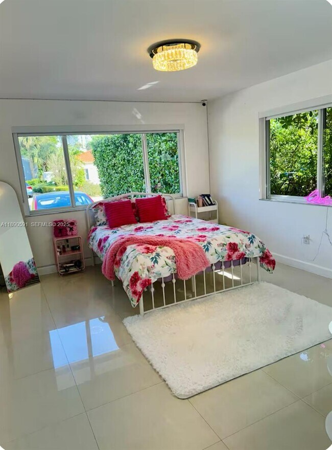 Building Photo - 9240 Byron Ave