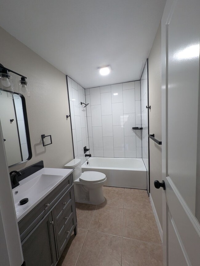 Building Photo - Crystal River 3/2/1 located near US 19 and...