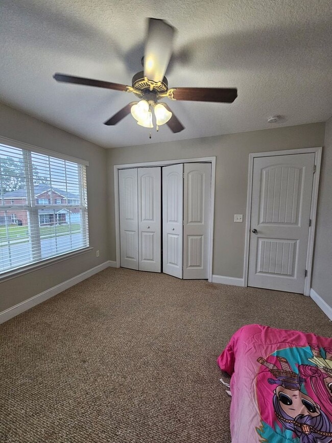Building Photo - Spacious 5-Bedroom, 3-Bathroom Home for Re...