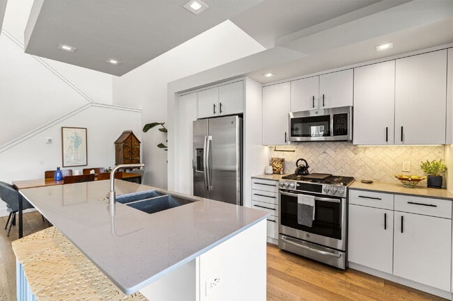 Building Photo - Modern Luxury in this end unit Blondie Condo