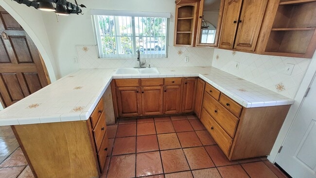 Building Photo - 3 Bed 2 Bath House With Spacious Family Ro...