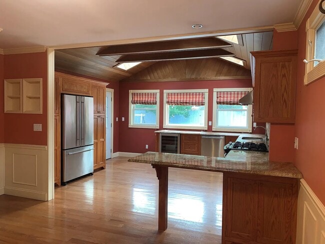 Building Photo - 133 May St