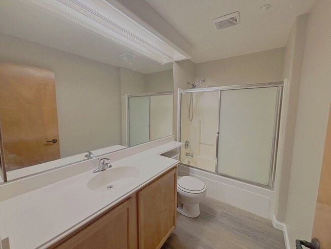 Building Photo - Lovely Updated Condo