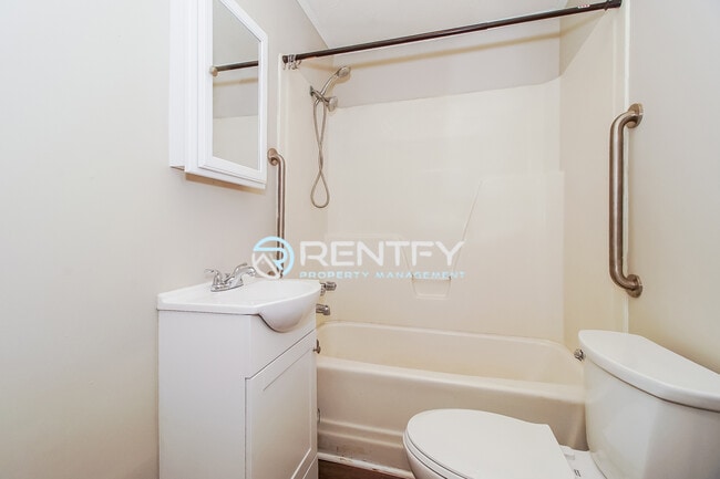 Building Photo - 2104 E Greenbriar Rd