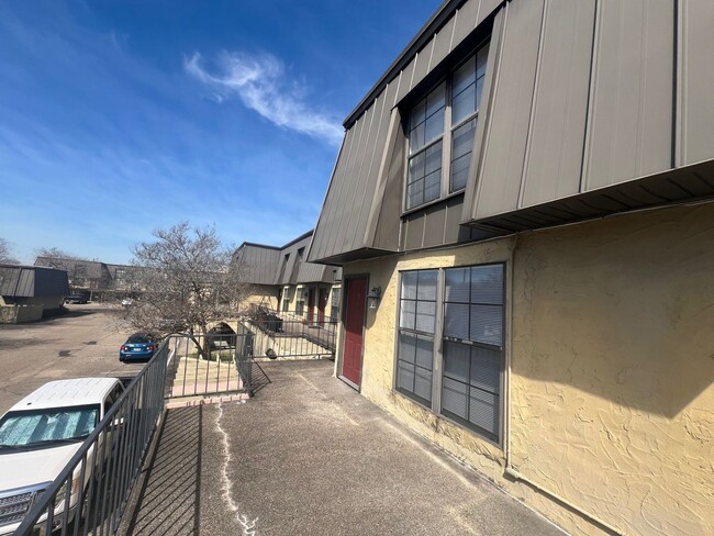 Building Photo - 10286 W Winston Ave