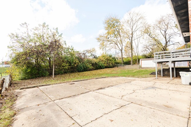 Building Photo - Lovely 3 Bedroom 2 Bathroom Home