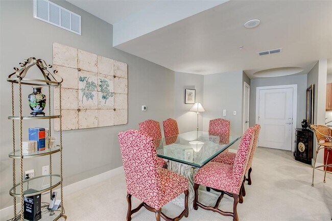 Building Photo - 411 W 7th St