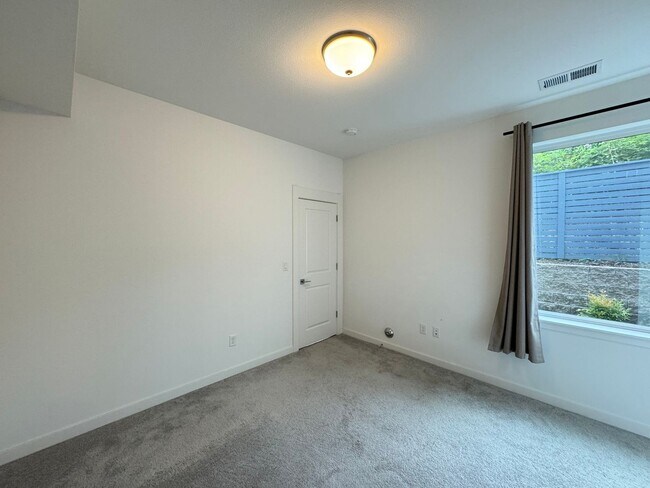 Building Photo - Luxury townhouse for rent