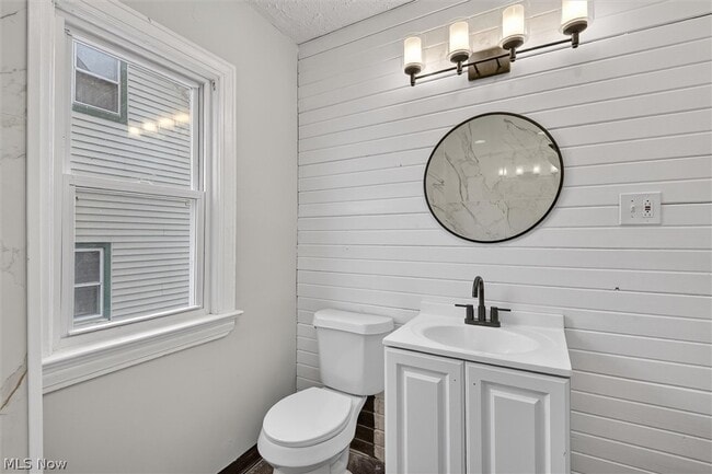 Building Photo - 231 E 210th St