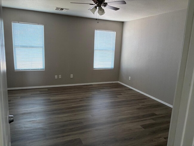 Building Photo - 847 E Desert Rose Trail