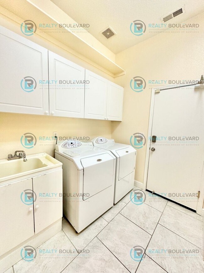 Building Photo - Beautiful 3 Bedroom, 2Bath, 3 Car Garage home in South Reno With Large Back Yard and Hot Tub!