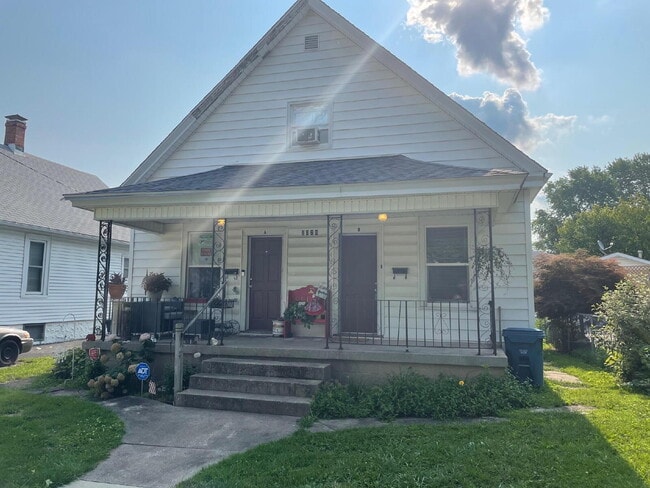 Building Photo - Stairway to Heaven — Charming 1 Bedroom with Upstairs Retreat