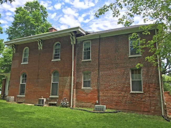 Building Photo - 608 W Schuetz St