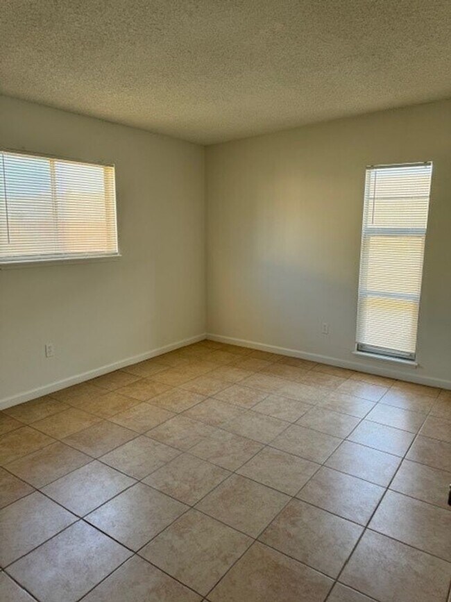 Building Photo - Sampson Ct #B