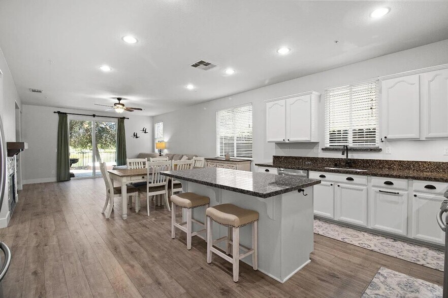 Building Photo - 325 Indian Runner Ct