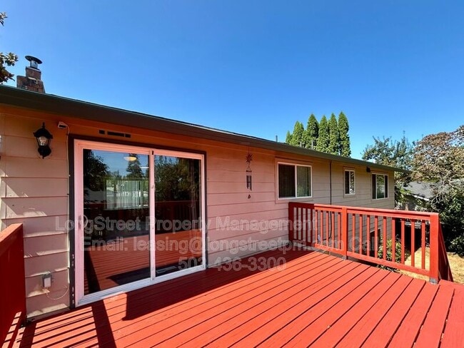 Building Photo - 794 SW Orchard Pl