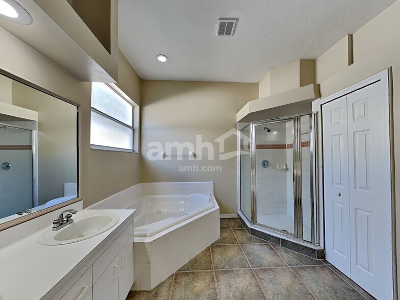 Building Photo - 2462 St Johns Ln