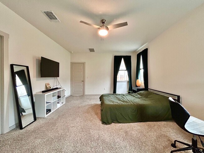 Building Photo - 2120 Alamo Heights Ave