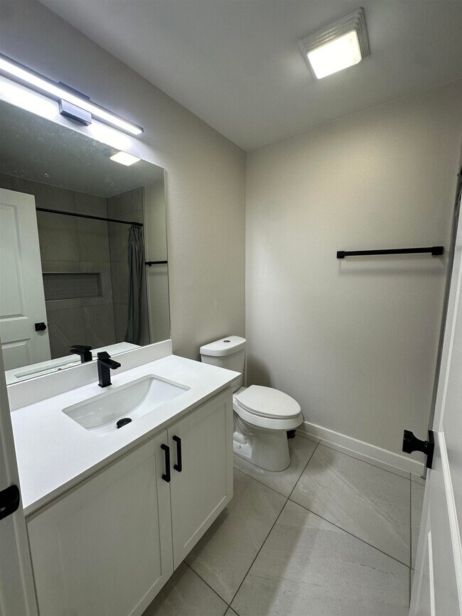 Building Photo - 4018 Ave Fenix Dr