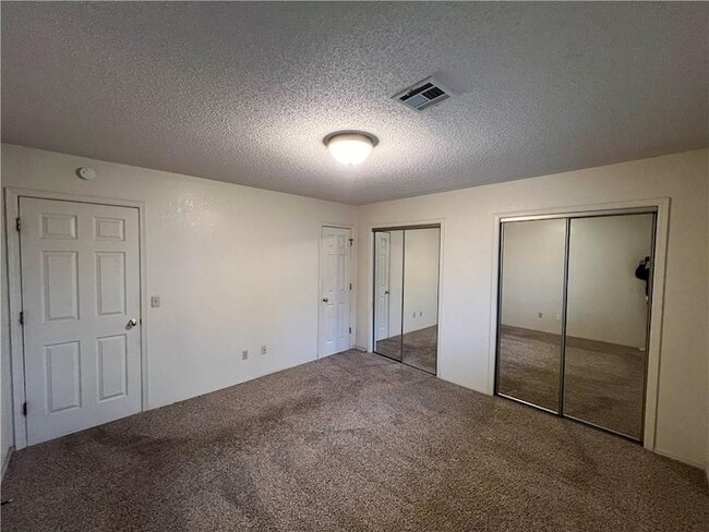 Building Photo - 323 S 11th Pl