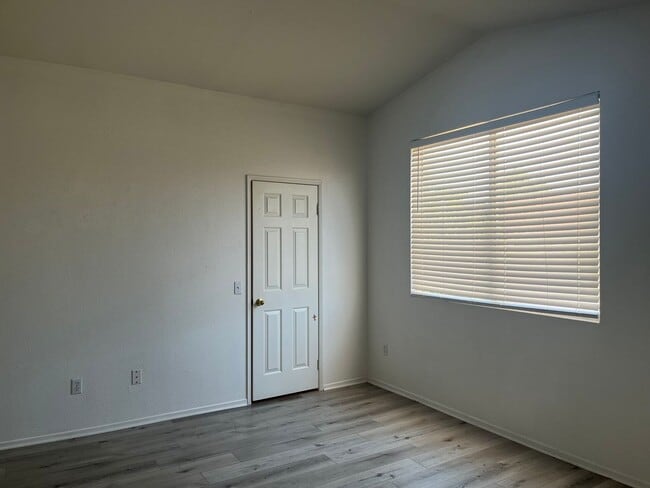 Building Photo - 3 bedroom 2 bathroom Home available in Vic...