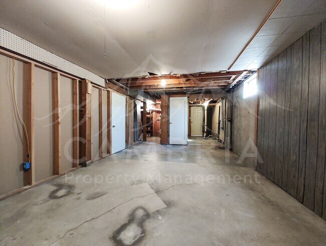 Building Photo - 1637 Paradise Ln
