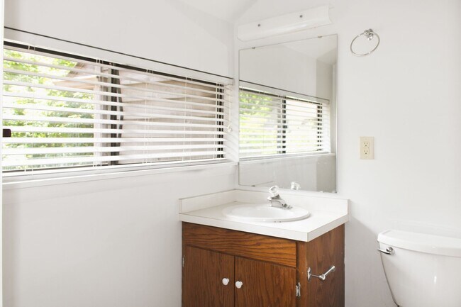Building Photo - 124 Blithe Ct
