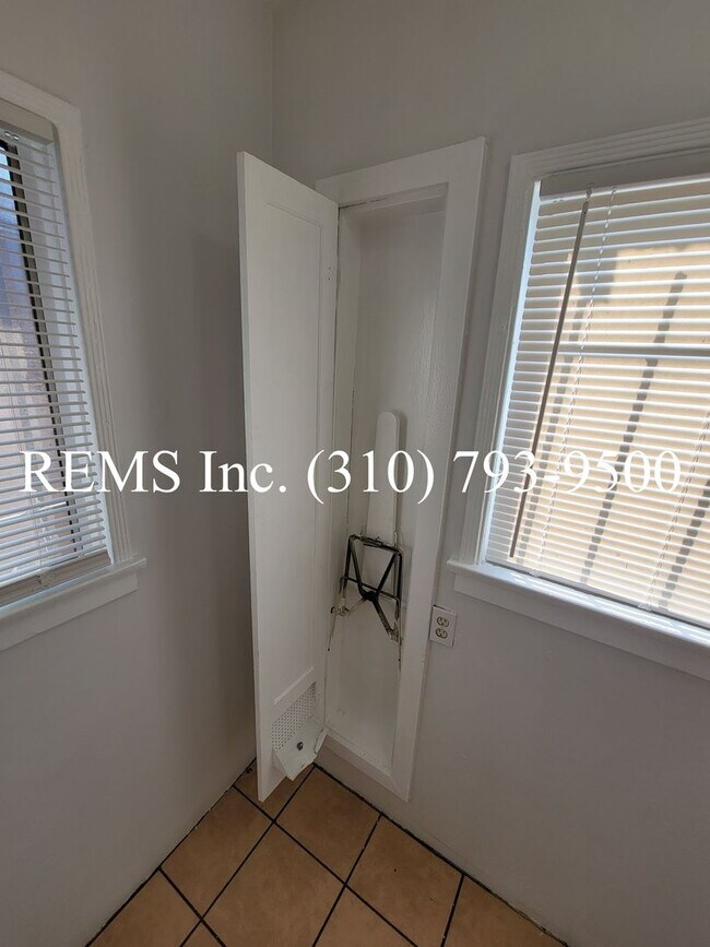 Building Photo - Front House with Garage Parking and Laundry Hookups