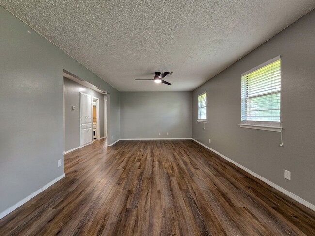 Building Photo - 3 Bedroom 2 Bath home in Shawnee!