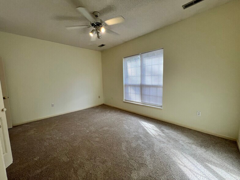 Building Photo - 1600 Sturdivant Dr